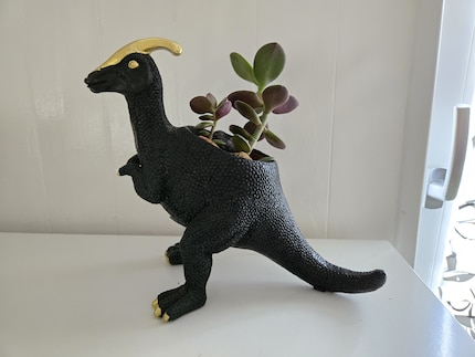 Tutte le squame sottili del dinosauro nero sono ancora visibili. Solo le zampe e la coda sono sfocate.