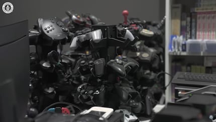 Multipli fusi che reggono i numerosi controller di gioco.
