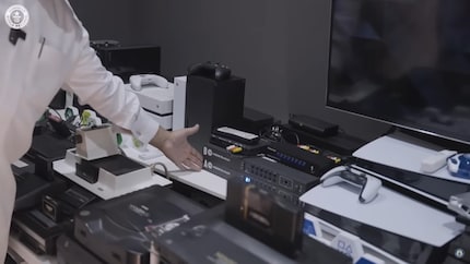 Al-Nasser mostra qui uno switch con 16 connessioni HDMI.