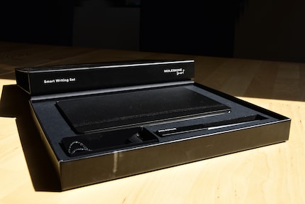 Piuttosto elegante nella sua confezione nera: il Moleskine Smart Writing Set.