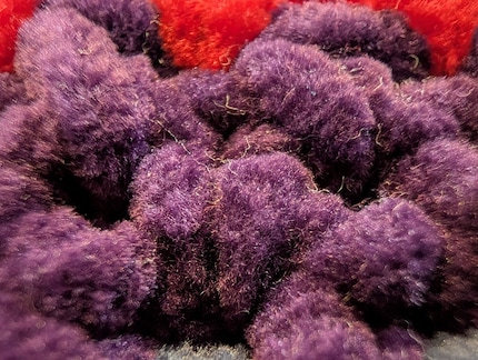 Scatto macro del mio lavoro all'uncinetto: ogni piccolo pelo di lana è riconoscibile, anche se il bordo è sfocato.