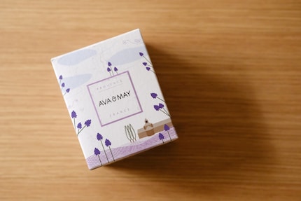 «Provence» si ispira alla pittoresca regione del sud della Francia, nota per i suoi campi di lavanda, le erbe aromatiche e la macchia mediterranea.