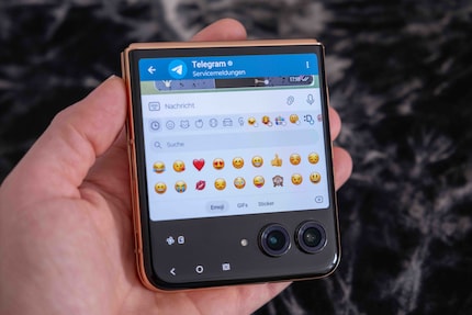 Posso accedere alle app di messaggistica e scrivere le risposte dal display esterno.