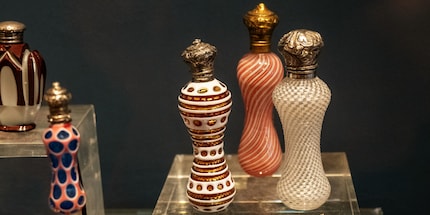 Al Musée International de la Parfumerie sono esposti flaconi del XIX secolo e...