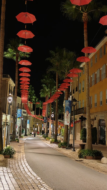 Gli ombrelli rosa caratterizzano il paesaggio urbano di Grasse.