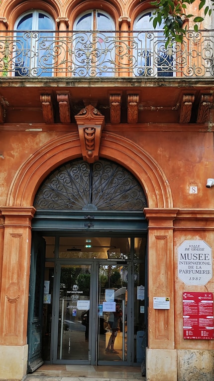 Anche il Musée International de la Parfumerie merita una visita.