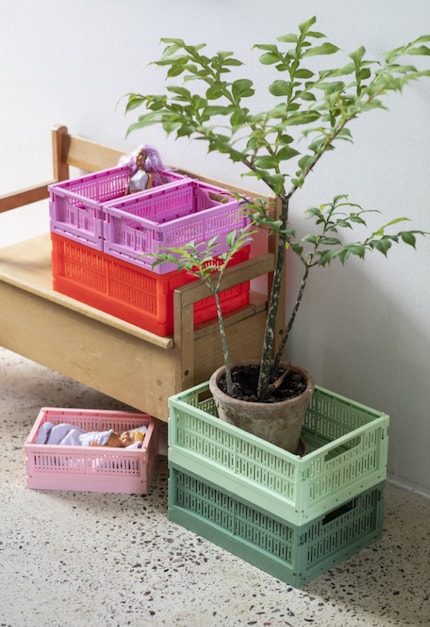 The boxes are available on Galaxus 24 ×17 x 2.9 cm in two sizes: 24 × 17 × 2.9cm and 34 × 24 × 2.9 cm.