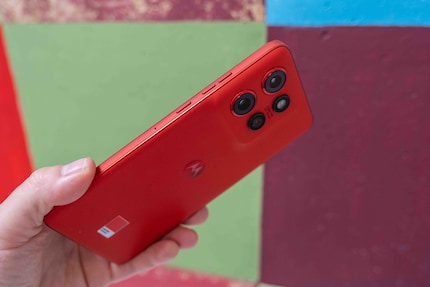 The Edge 50 Neo is handier than many current phones.