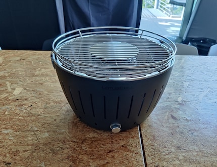 Il LotusGrill fa una buona prima impressione. È leggero, compatto e facile da trasportare.