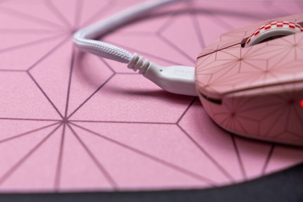 Because the cable is bent upwards, it does not rub against the surface.