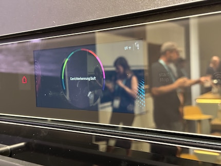 As soon as the door is closed, the oven tries to recognise the dish.