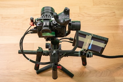 Telecamera con gimbal e tracker montato. L'output dello schermo è suddiviso in quattro parti. Il nastro sposta l'attenzione sulla parte in basso a destra, dove tutto viene messo insieme.