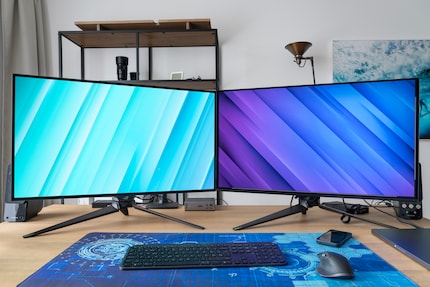 L’Asus PG32UCDP (a sinistra) e l’Asus PG32UCDM (a destra) sono identici, ma hanno pannelli diversi.