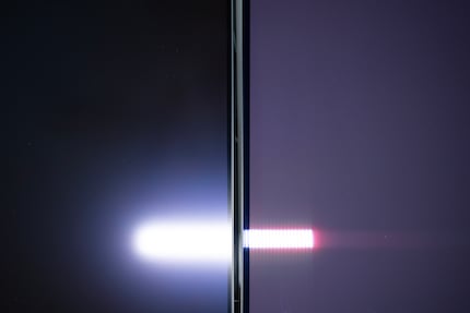 Quando viene esposto alla luce, il WOLED (a sinistra) perde meno contrasto rispetto al QD-OLED (a destra).