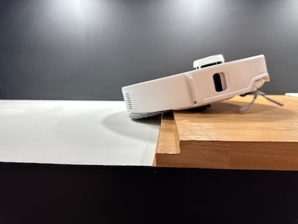 Il Roborock supera letteralmente l'ostacolo, ma qui la soglia ha un piccolo gradino intermedio incorporato.