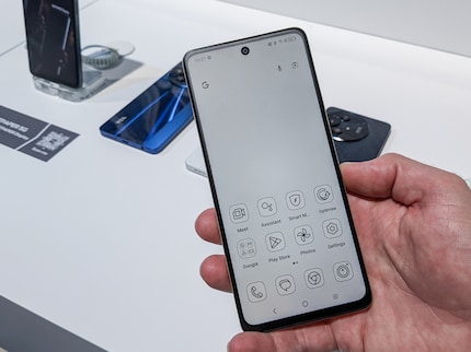 Il TCL 50 Pro in modalità e-reader.