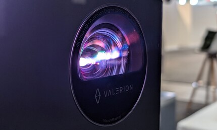 Non guarderei mai direttamente nella luce; i diodi laser brillano fino a ben 3000 ISO lumen.