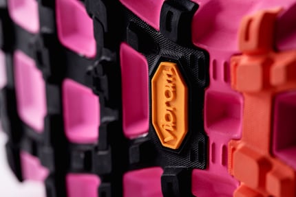 La suola, sviluppata in collaborazione con Vibram, si adatta al terreno grazie alla sua struttura e offre una buona presa.