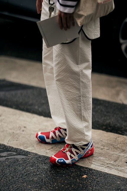 Le scarpe da ginnastica dal carattere funzionale sono un'alternativa di tendenza dei modelli skinny.