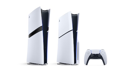 La PS5 Pro senza unità (a sinistra) rispetto alla PS5 Slim con unità (a destra).