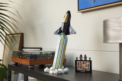 Oltre al razzo, il set include due minifigure e altre 49 teste.