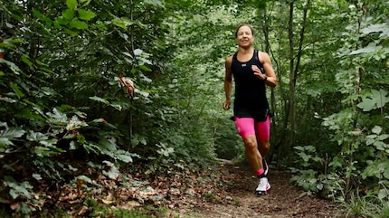 Un primo test sul sentiero: la scarpa è aderente, con un buon controllo e una buona sospensione.