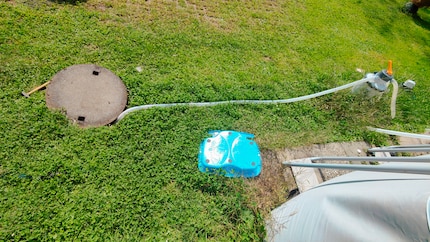 Beato chi ha un tombino proprio accanto alla piscina.