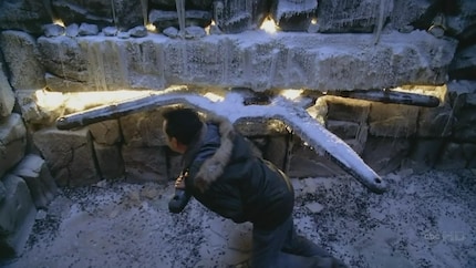 Azionando questa ruota congelata, Ben sposta l’isola nello spazio e nel tempo.