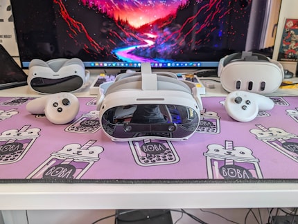 Quelli che sembrano i miei occhi nell'immagine di copertina sono in realtà telecamere per la modalità passthrough. A seconda dell'angolazione, però, sembrano inquietanti quanto gli occhi finti dell'Apple Vision Pro.