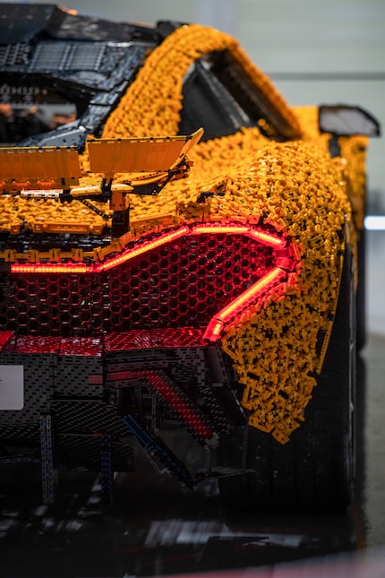 La McLaren P1 è la prima auto Lego a completare un giro di pista.
