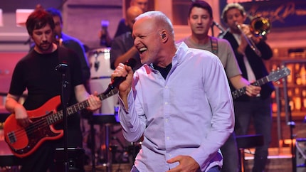 Raab canta la sua nuova canzone piena di vigore.