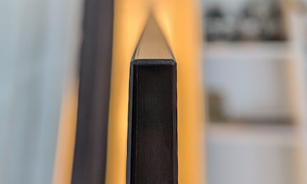 Il televisore QD OLED di Samsung appare elegante anche di lato.