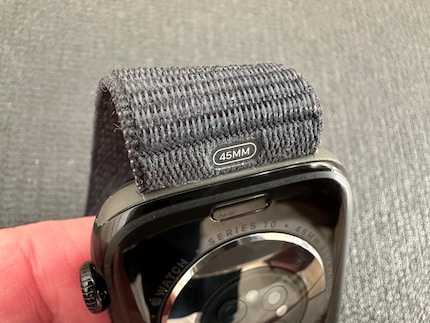 Questi cinturini sono ideali per gli orologi con cassa da 45 e 46 millimetri. La fessura è la stessa. Uno dei cinturini è solo un po' più largo.