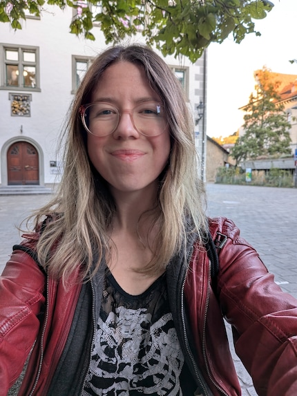 The fold-up screen means I can also take selfies with the main camera. I don’t even need portrait mode for good bokeh.