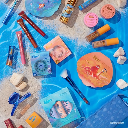The collection consists of 22 pieces.