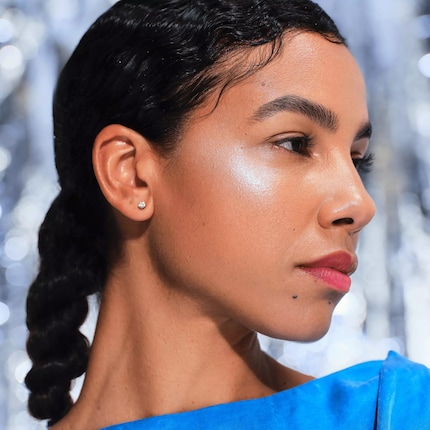 ... creates a wet-looking glow on the cheekbones.