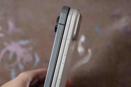 The Pixel 9 Pro Fold (right) is only one centimetre thick when closed flush. Here’s a comparison with the Google Pixel 9 Pro (left).