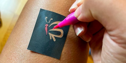 Lo stencil viene incollato direttamente sulla pelle, ...