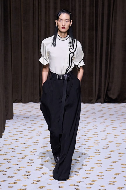Gli orecchini e le estremità delle cinture penzolavano nella collezione primavera 2025 di Jil Sander.