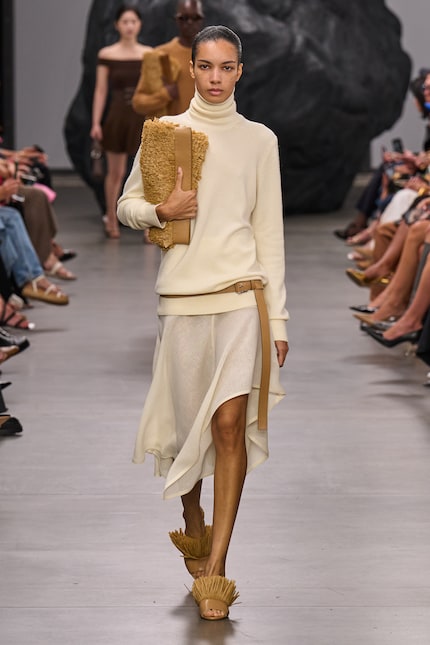 A Michael Kors, l'estremità della cintura pende lateralmente.