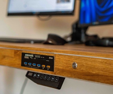 Il pulsante rotondo argentato serve per attivare e disattivare l'alimentazione. Jonathan ha inoltre integrato diverse porte USB come slot multifunzionali.