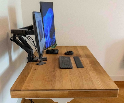 Il PC di Jonathan è incorporato in un tavolo di legno.
