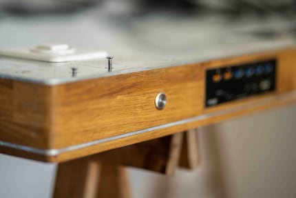 Ecco come appare la scrivania ruotata di 180 gradi. Qui puoi notare che i listelli di legno e le piastre in alluminio sono sovrapposti come un panino.