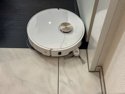 Il robot estende automaticamente la spazzola laterale nella parte anteriore agli angoli e ai bordi.