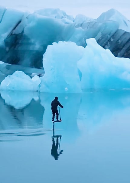 Il fascino del ghiaccio: Benji plana in mezzo agli iceberg con il suo foil scooter.