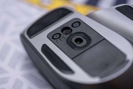 The button on the underside enables me to select the connected device.