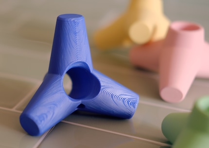 La forma e il nome del Tetrapot si ispirano alle famose strutture comunemente usate come frangiflutti.