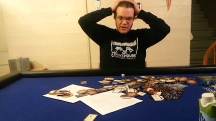 YouTuber disperato con il gioco da tavolo di «Lost».