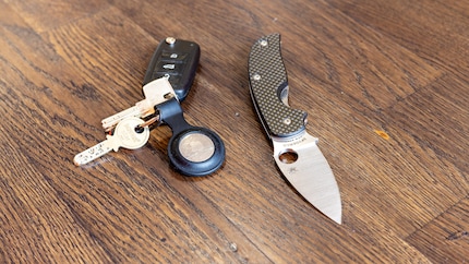 The 7.6-centimetre blade of the Spyderco Sage is made of CPM-S30V steel. It’s extremely hard, so it stays sharp for a long time. However, resharpening it is more complex than with softer alloys.