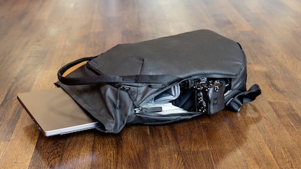The Totepack interior can be divided with Velcro pads.